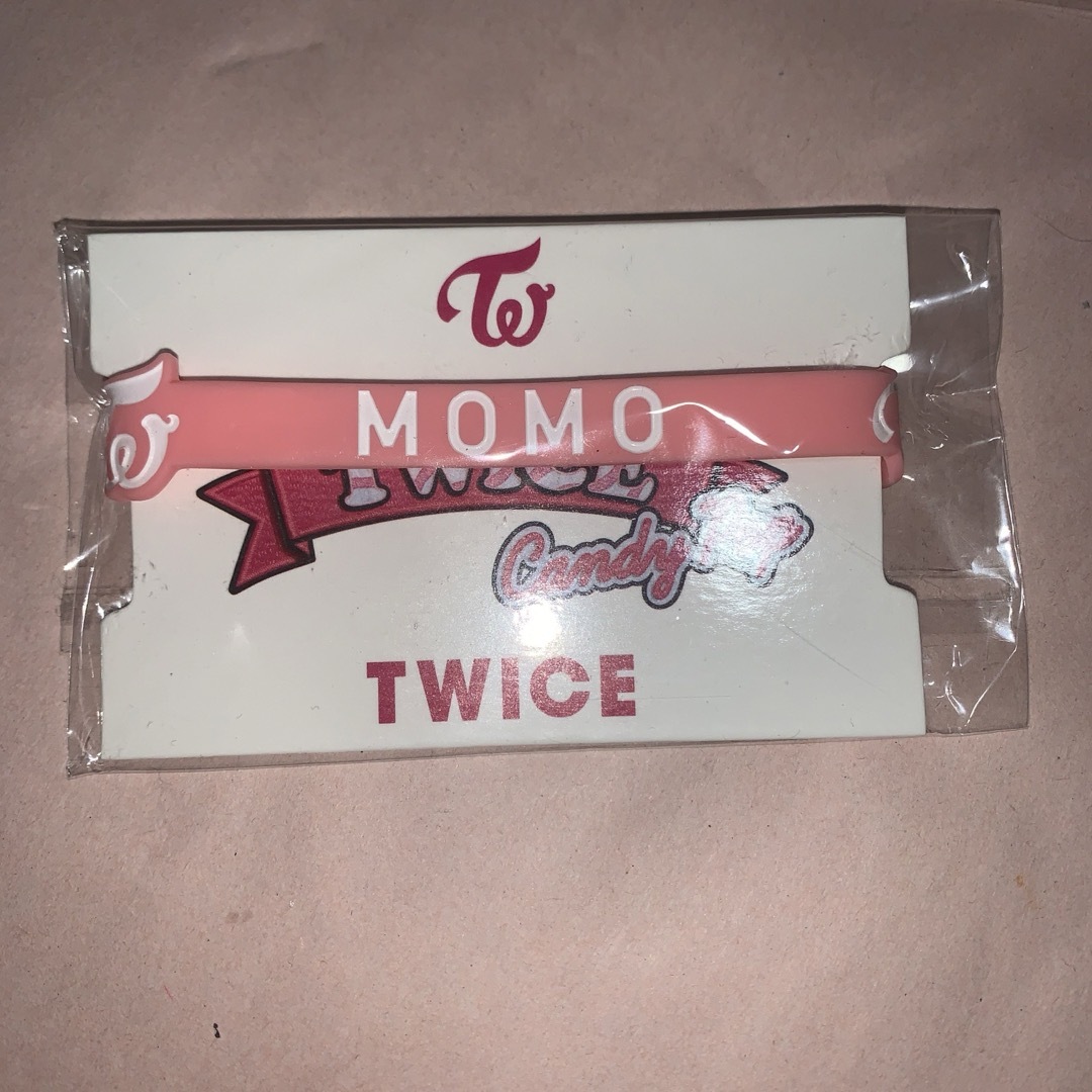 TWICE(トゥワイス)のTWICE Candy Pop リリースイベント ラバーバンド モモ MOMO エンタメ/ホビーのタレントグッズ(アイドルグッズ)の商品写真
