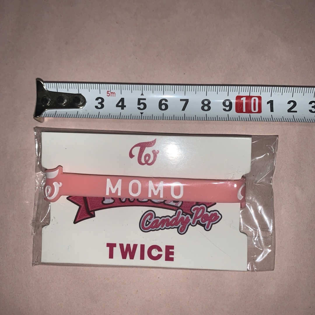 TWICE(トゥワイス)のTWICE Candy Pop リリースイベント ラバーバンド モモ MOMO エンタメ/ホビーのタレントグッズ(アイドルグッズ)の商品写真