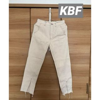 ケービーエフ(KBF)の【美品・最終値下げ】KBF デニムパンツ フロントスリットストレートデニム(デニム/ジーンズ)