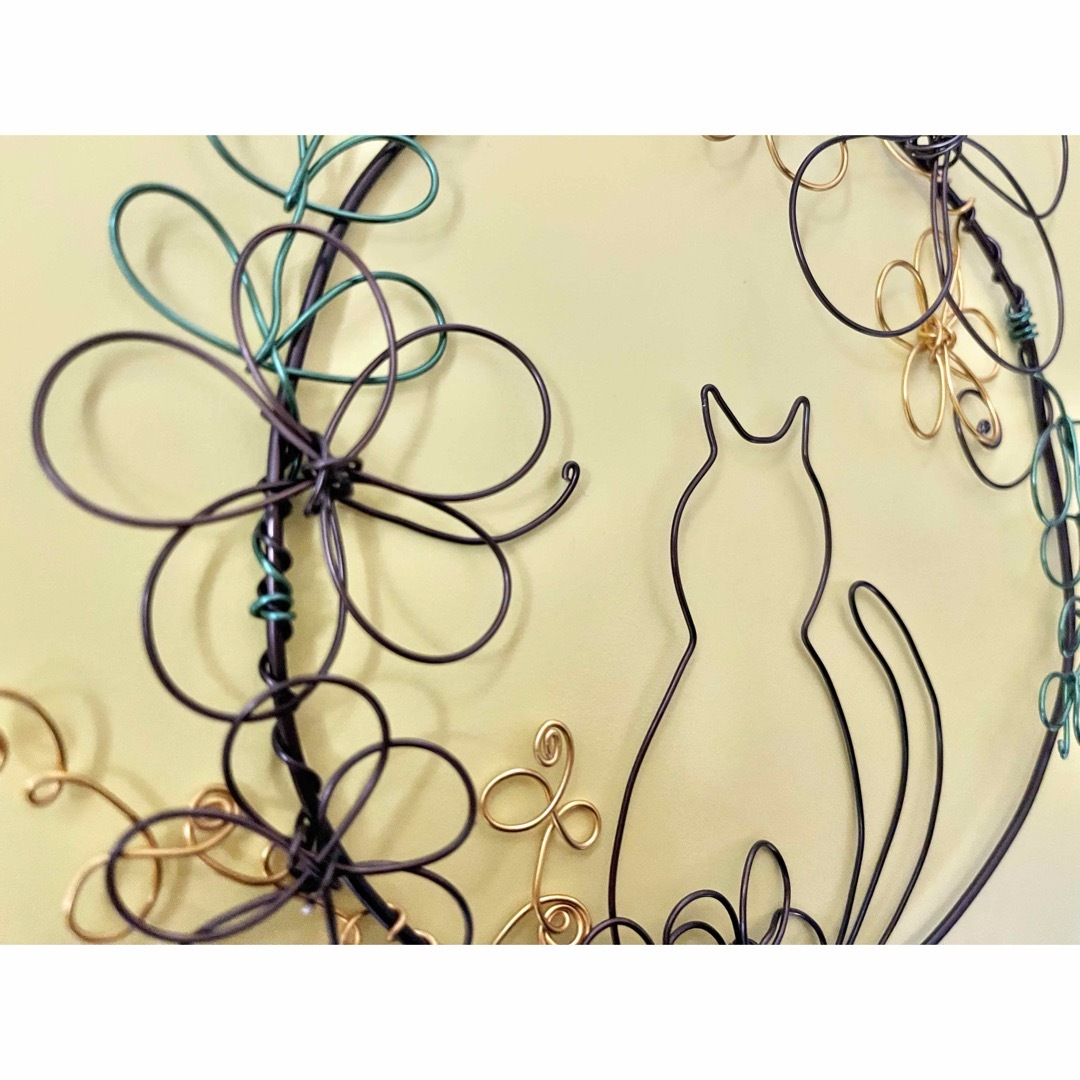 213.ハンドメイド＊ワイヤークラフト　猫モチーフフラワーリース ハンドメイドのフラワー/ガーデン(リース)の商品写真