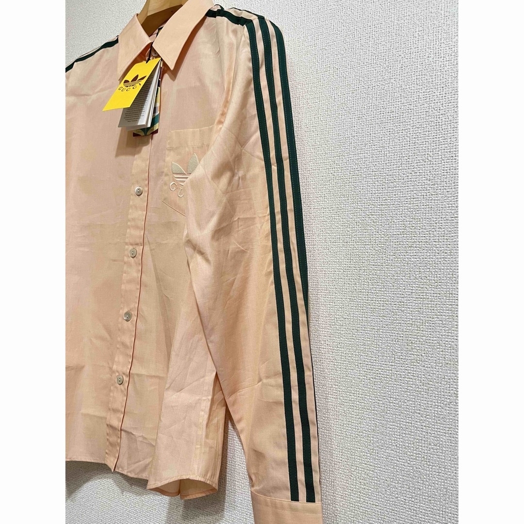 Gucci(グッチ)のセール新品 GUCCI×adidasグッチ×アディダスサイドラインロゴ刺繍シャツ メンズのトップス(シャツ)の商品写真