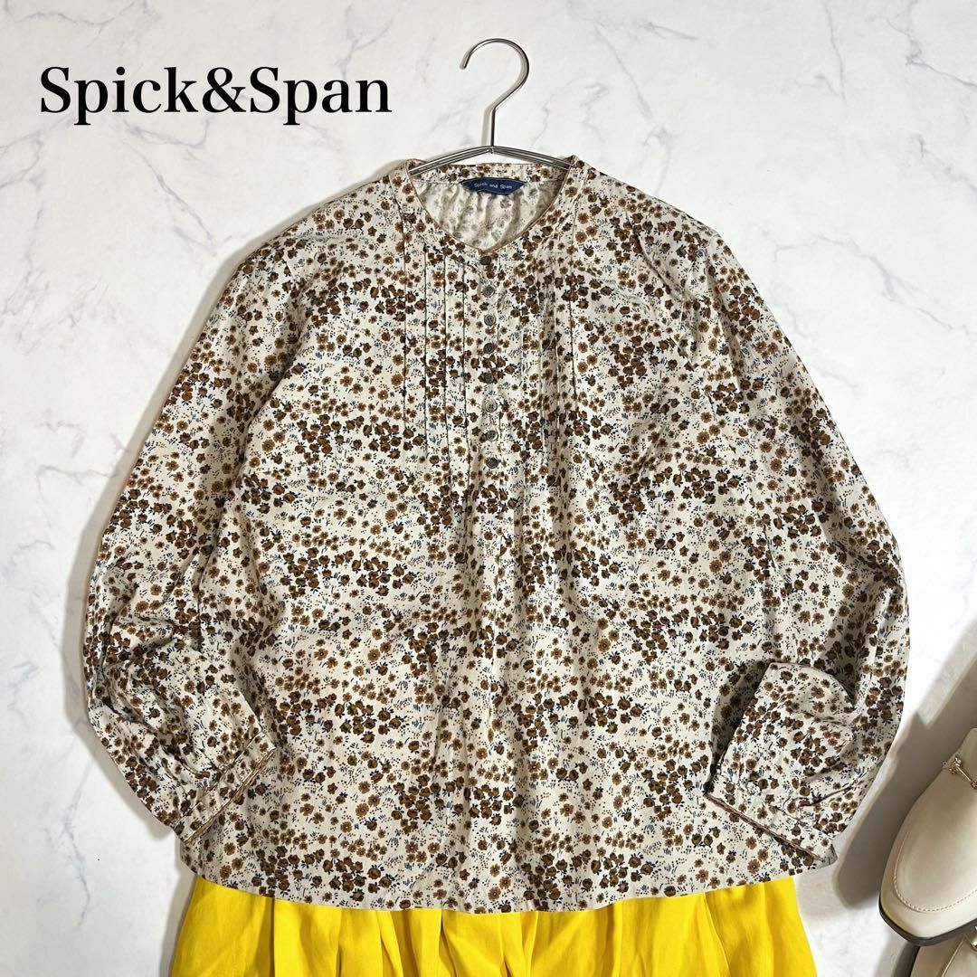 Spick & Span(スピックアンドスパン)のSpick&Span 花柄ブラウス　シャツ　長袖　ボタン　ベージュ　ブラウン　綿 レディースのトップス(シャツ/ブラウス(長袖/七分))の商品写真