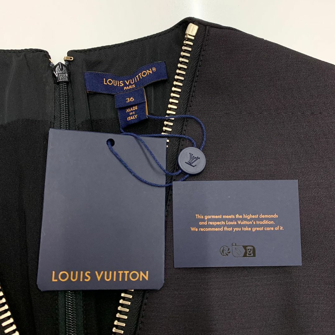 LOUIS VUITTON(ルイヴィトン)の9335 未使用 ヴィトン ワンピース ジッパーネックラインドレス ロゴ レディースのワンピース(ミニワンピース)の商品写真