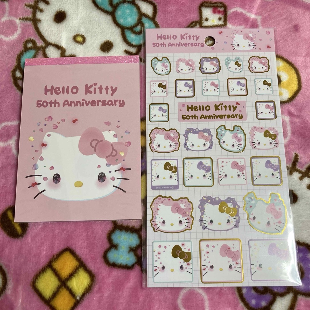 サンリオ(サンリオ)のサンリオ　キティ　50周年　メモ帳　シール　新品 インテリア/住まい/日用品の文房具(シール)の商品写真