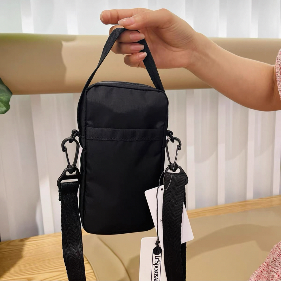 LeSportsac(レスポートサック)のショルダーバック　フォンケース　黒　レスポートサック　新品未使用 レディースのバッグ(ショルダーバッグ)の商品写真