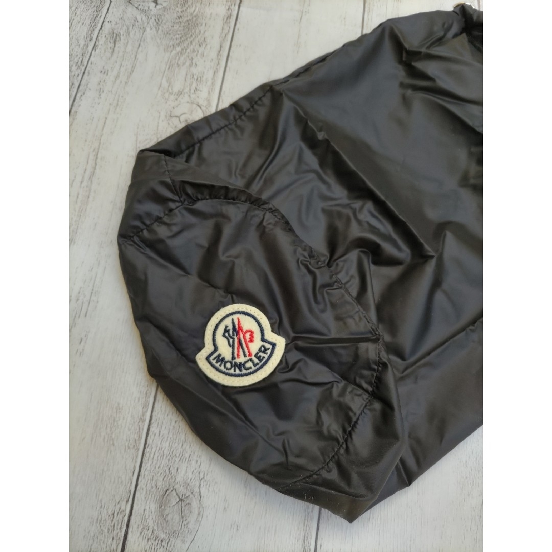 MONCLER(モンクレール)の【新品非売品】MONCLER(モンクレール)　ライトダウン収納袋　ロゴワッペン メンズのジャケット/アウター(ダウンジャケット)の商品写真