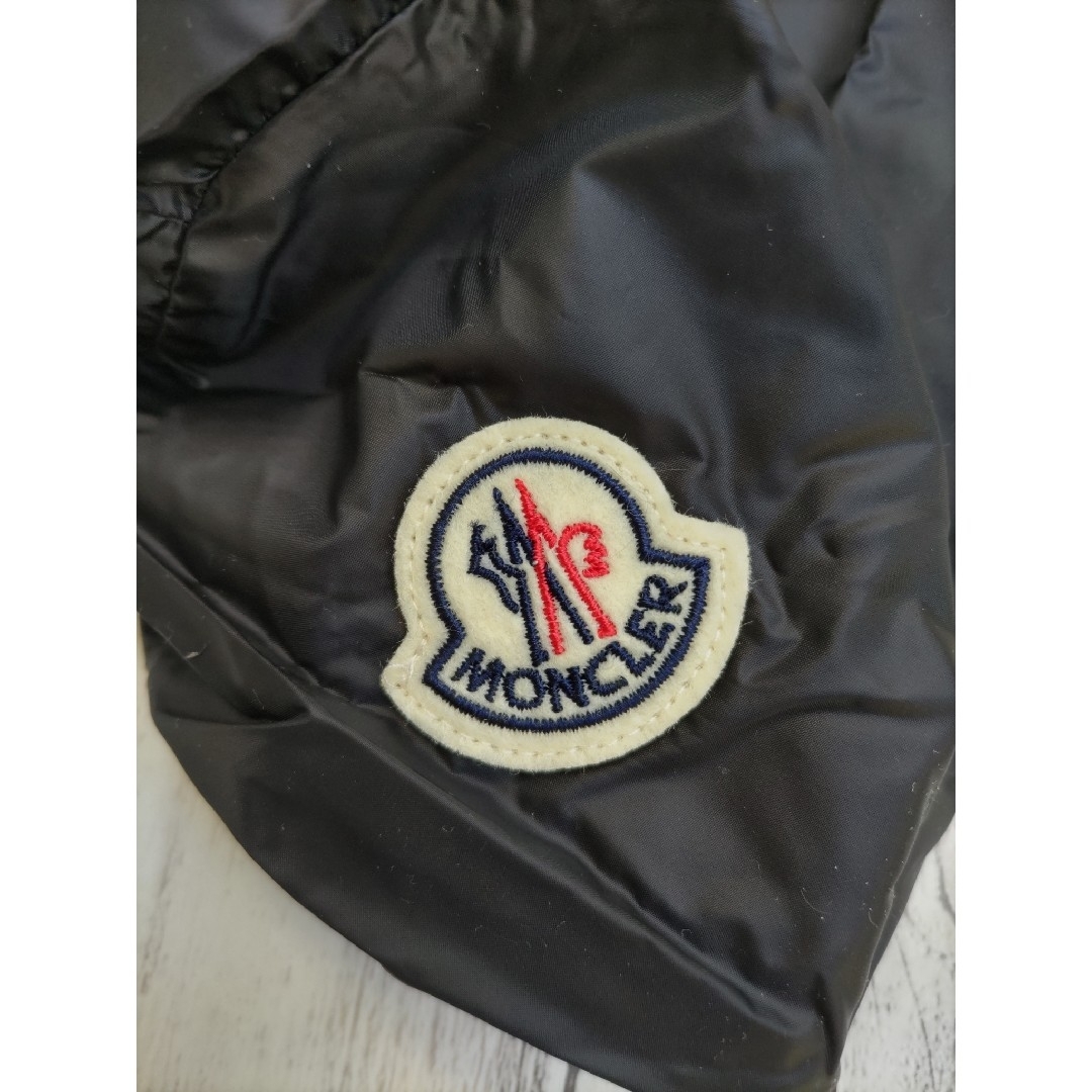 MONCLER(モンクレール)の【新品非売品】MONCLER(モンクレール)　ライトダウン収納袋　ロゴワッペン メンズのジャケット/アウター(ダウンジャケット)の商品写真