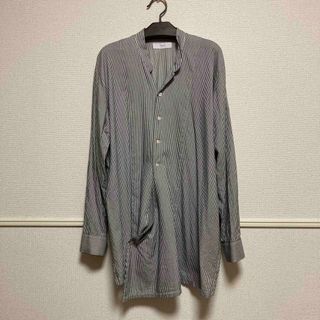 コモリ(COMOLI)のTHEE drape band collar shirts ストライプ(シャツ)