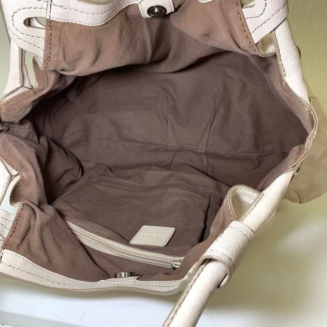 SAZABY(サザビー)のＣ　極美品 SAZABY レザーハンドトートバッグ 保存袋付き 肩掛け レディースのバッグ(トートバッグ)の商品写真