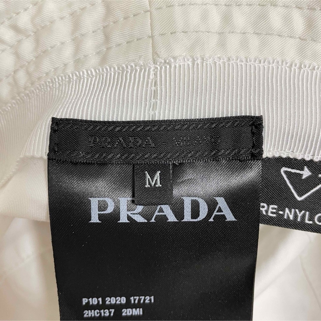 PRADA(プラダ)のPRADA プラダ バケットハット ホワイト M 58cm 三角ロゴ バケハ レディースの帽子(ハット)の商品写真