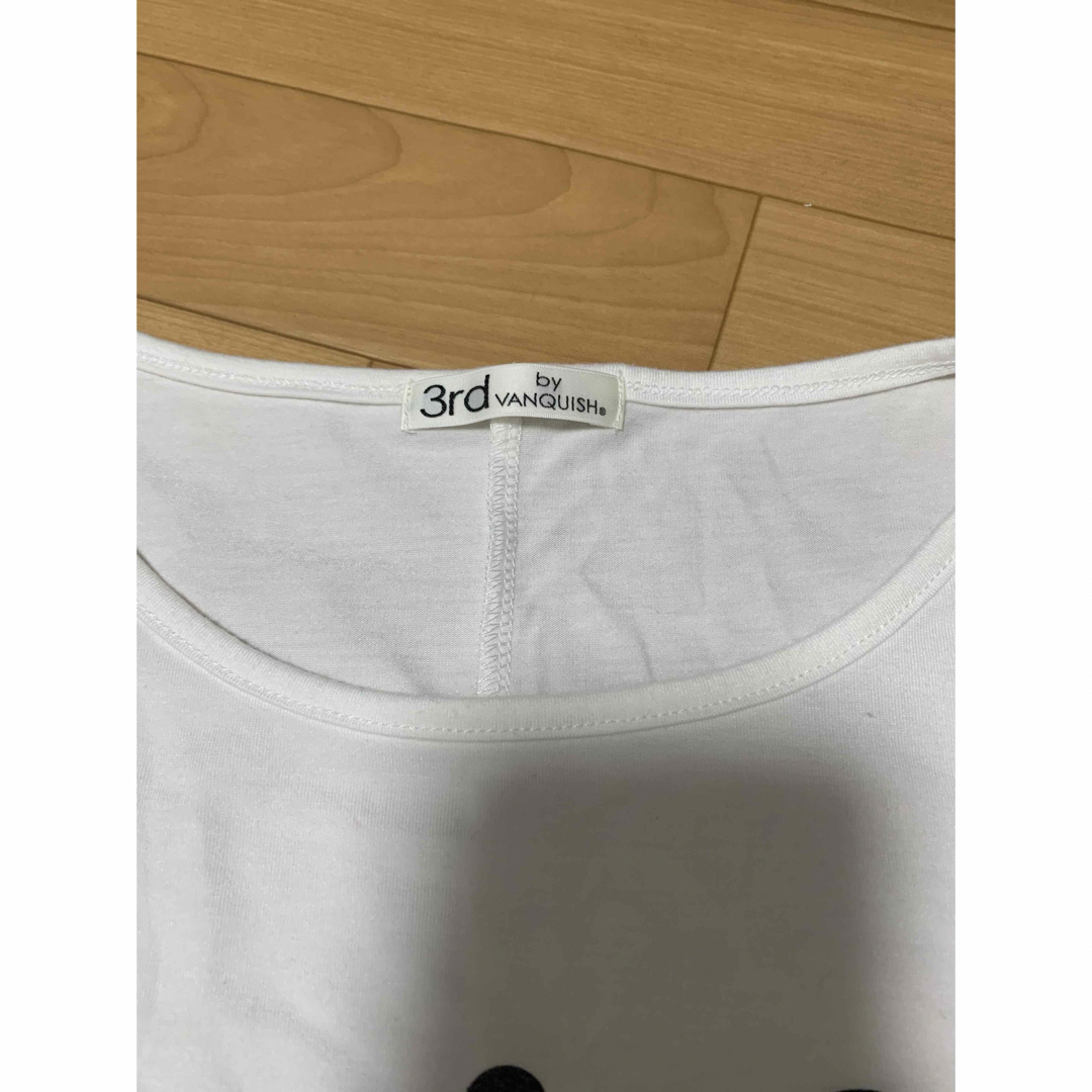 VANQUISH(ヴァンキッシュ)のVANQUISH ロゴT ロンT Tシャツ 白　ストレッチ　長袖　薄手　スリット レディースのトップス(Tシャツ(長袖/七分))の商品写真