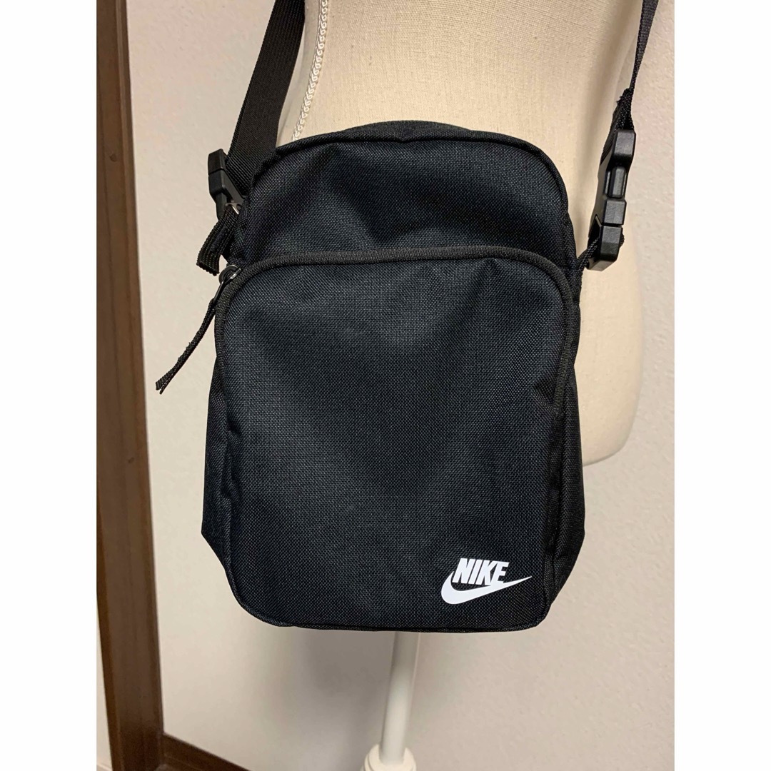 NIKE(ナイキ)のNIKEカバン メンズのバッグ(ショルダーバッグ)の商品写真