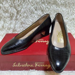 サルヴァトーレフェラガモ(Salvatore Ferragamo)の【極美品】サルヴァトーレフェラガモ パンプス 型押し レザー　黒　ラウンドトゥ(ハイヒール/パンプス)