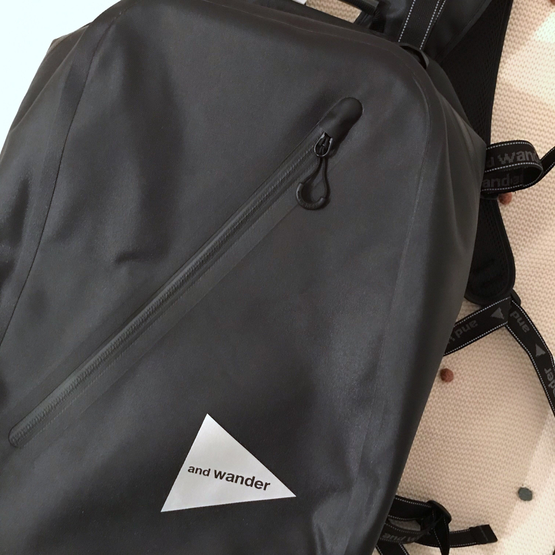 and wander(アンドワンダー)の新品and wander waterproof daypack 20L メンズのバッグ(バッグパック/リュック)の商品写真