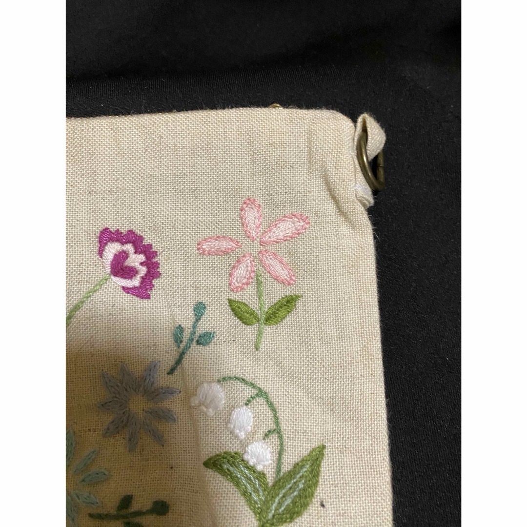  ハンドメイド10個の花柄の刺繍　正方形ポシェット　ホワイトベージュ・白 レディースのバッグ(ショルダーバッグ)の商品写真