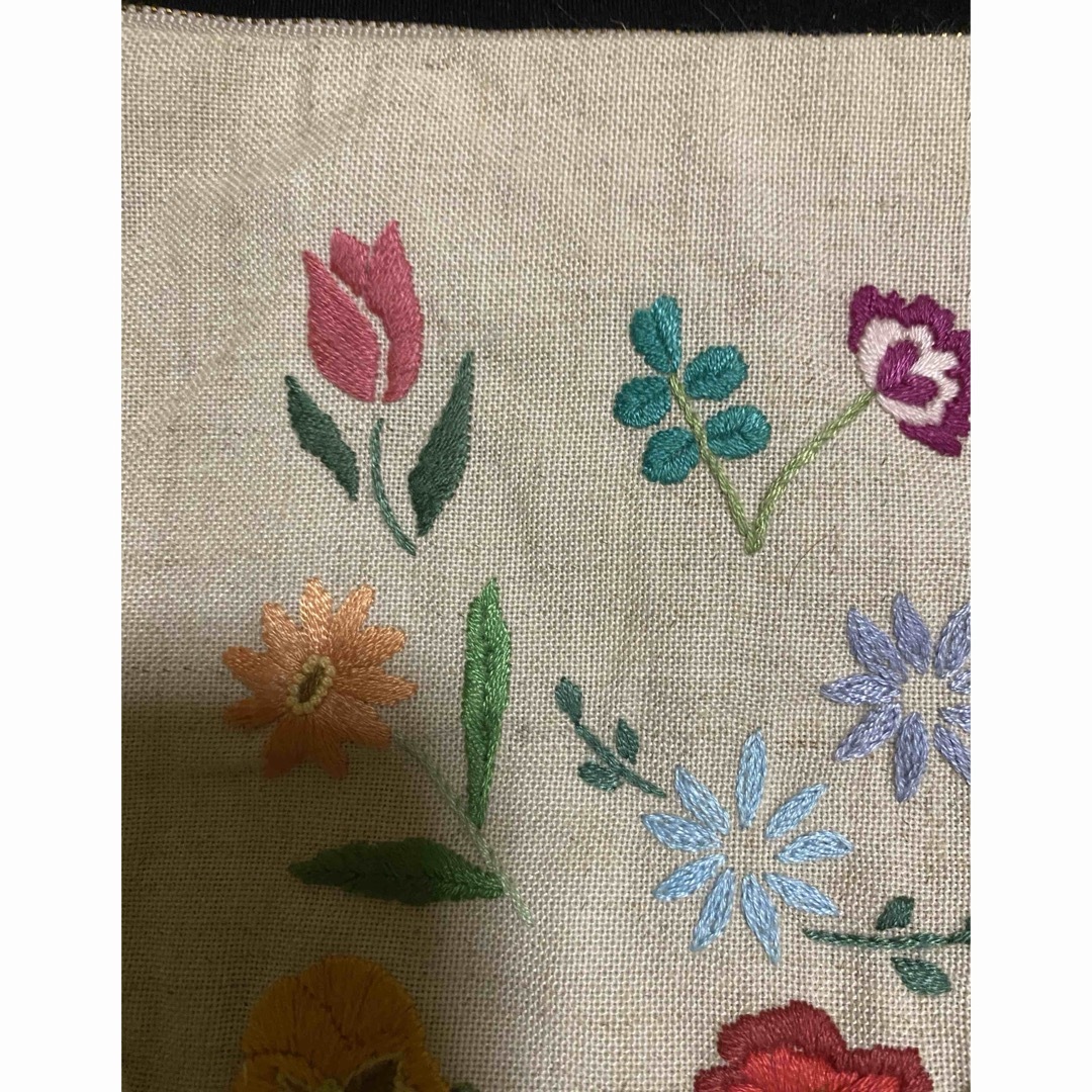  ハンドメイド10個の花柄の刺繍　正方形ポシェット　ホワイトベージュ・白 レディースのバッグ(ショルダーバッグ)の商品写真