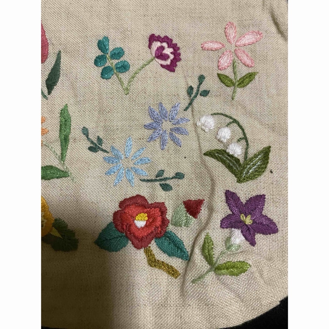  ハンドメイド10個の花柄の刺繍　正方形ポシェット　ホワイトベージュ・白 レディースのバッグ(ショルダーバッグ)の商品写真