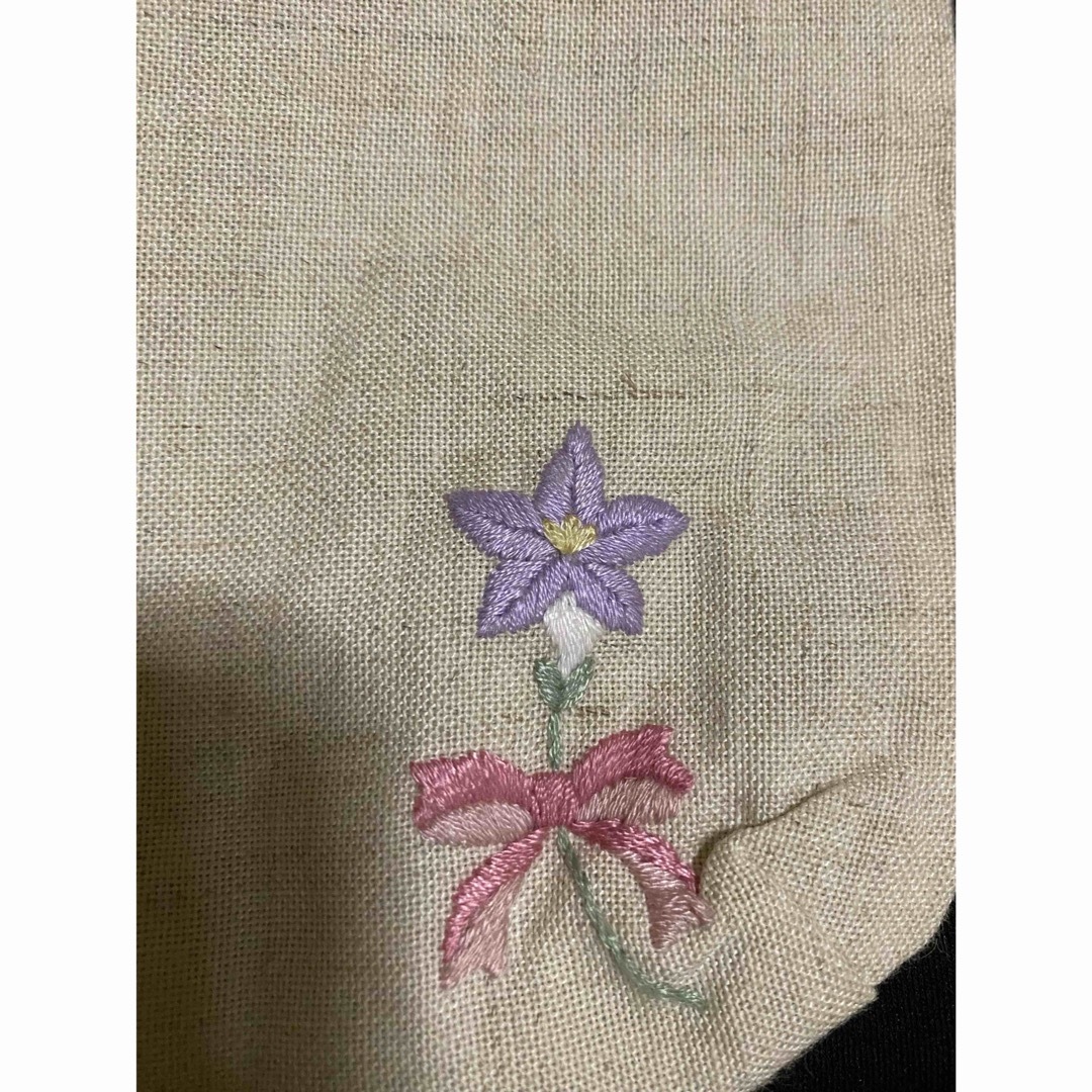  ハンドメイド10個の花柄の刺繍　正方形ポシェット　ホワイトベージュ・白 レディースのバッグ(ショルダーバッグ)の商品写真