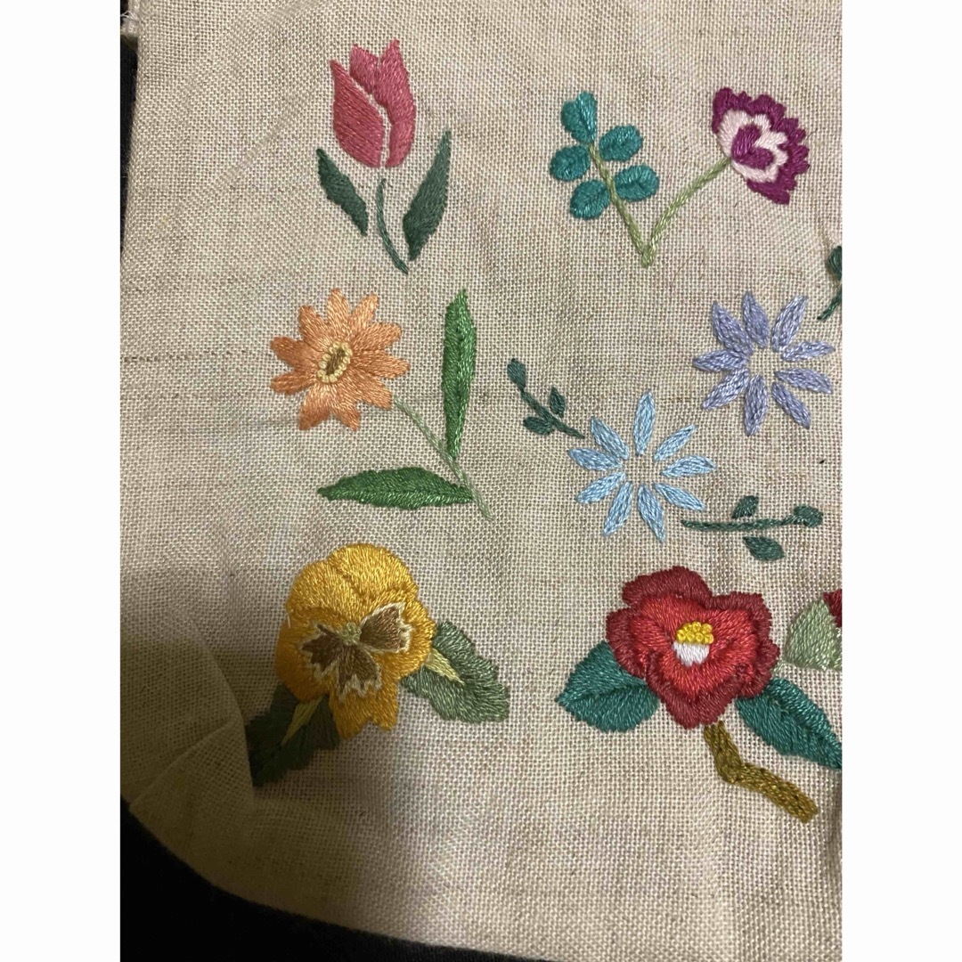  ハンドメイド10個の花柄の刺繍　正方形ポシェット　ホワイトベージュ・白 レディースのバッグ(ショルダーバッグ)の商品写真