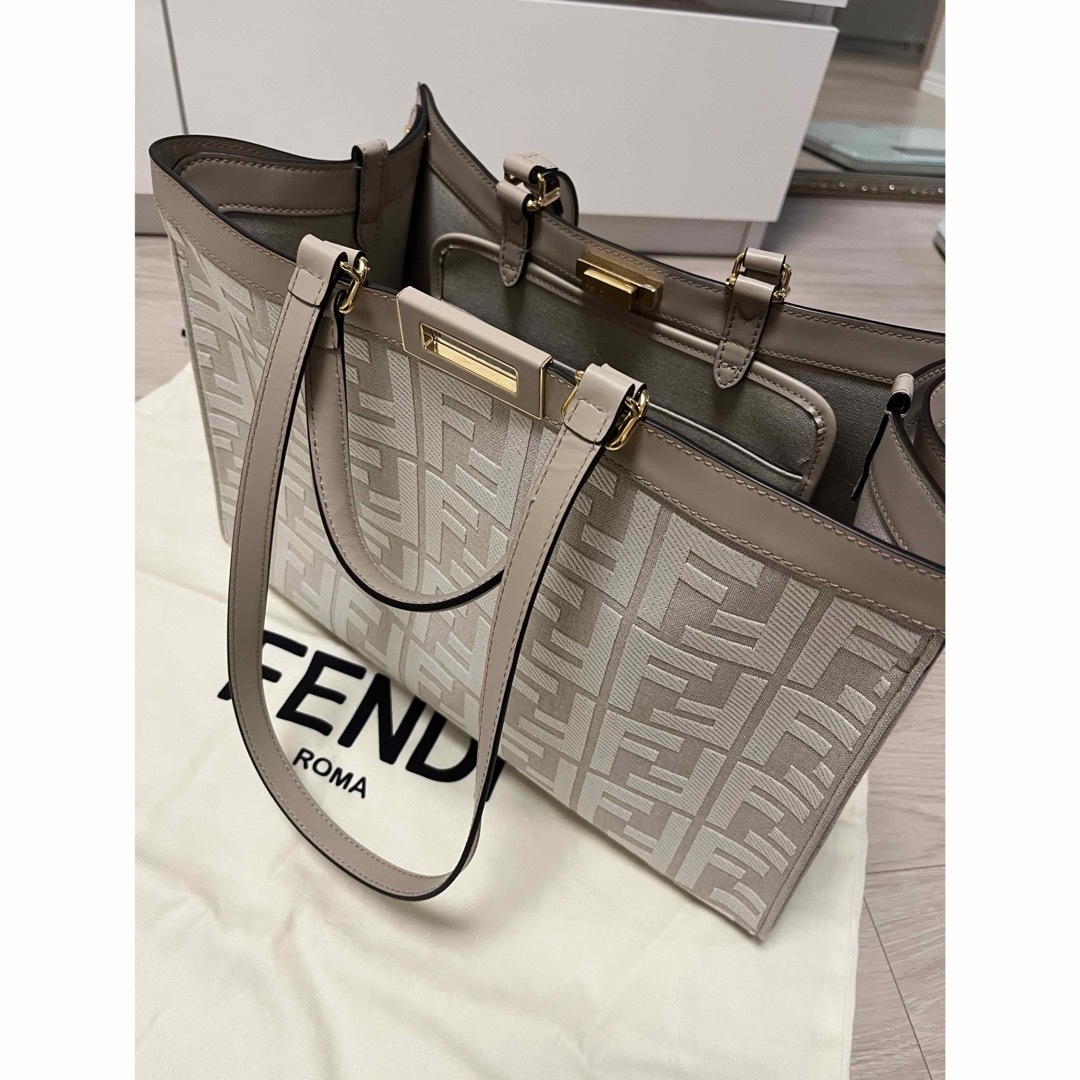 FENDI(フェンディ)のFENDI フェンディ　ピーカブー　エックストート　ラージ レディースのバッグ(ハンドバッグ)の商品写真