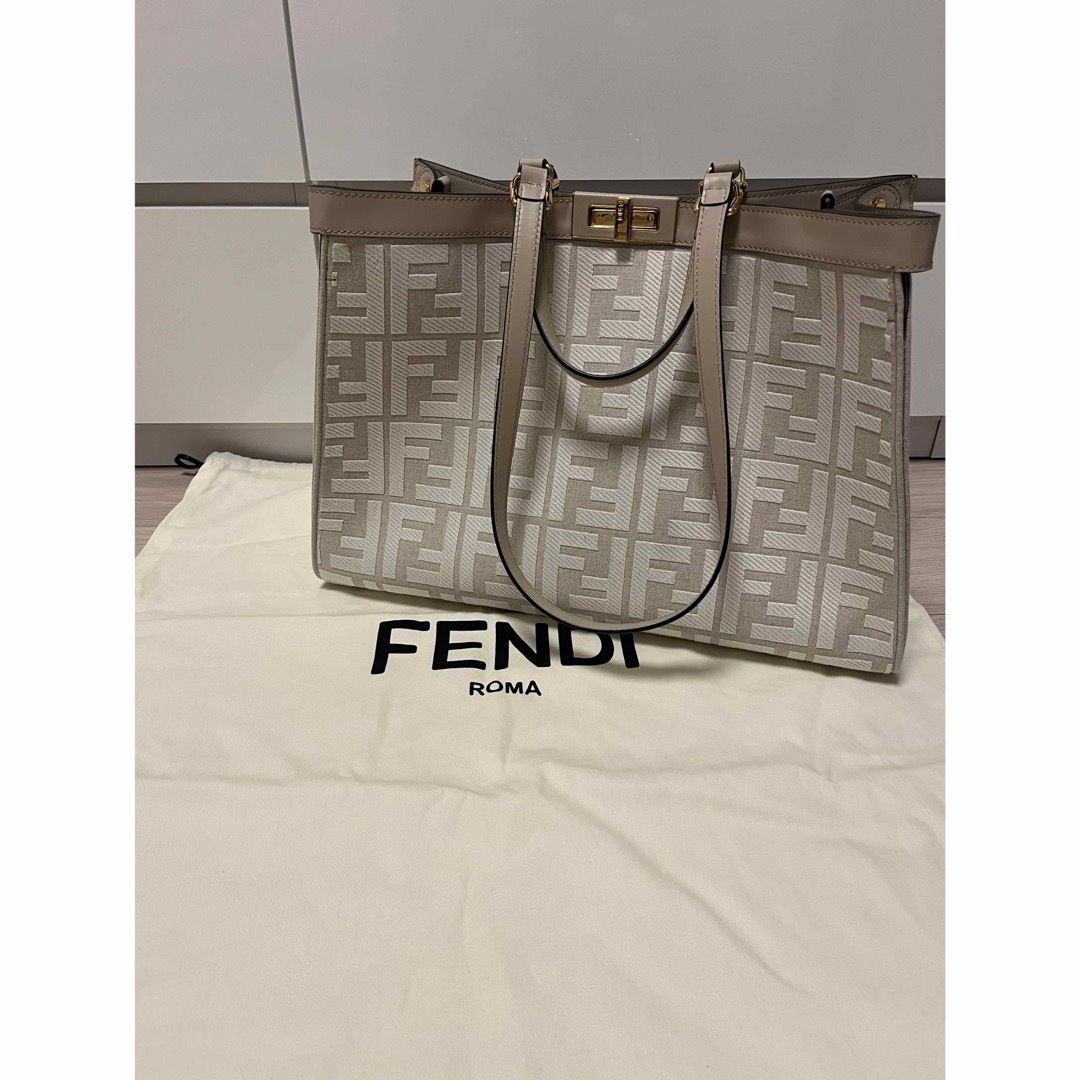 FENDI(フェンディ)のFENDI フェンディ　ピーカブー　エックストート　ラージ レディースのバッグ(ハンドバッグ)の商品写真