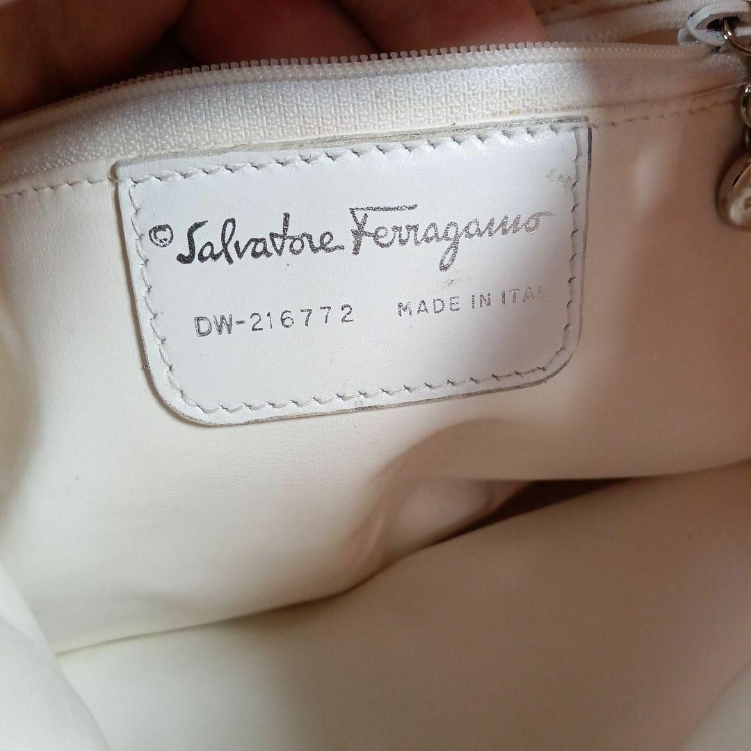 Salvatore Ferragamo(サルヴァトーレフェラガモ)のH4美品　サルヴァトーレフェラガモ　バックパック　リュック　ガンチーニ　エナメル レディースのバッグ(リュック/バックパック)の商品写真
