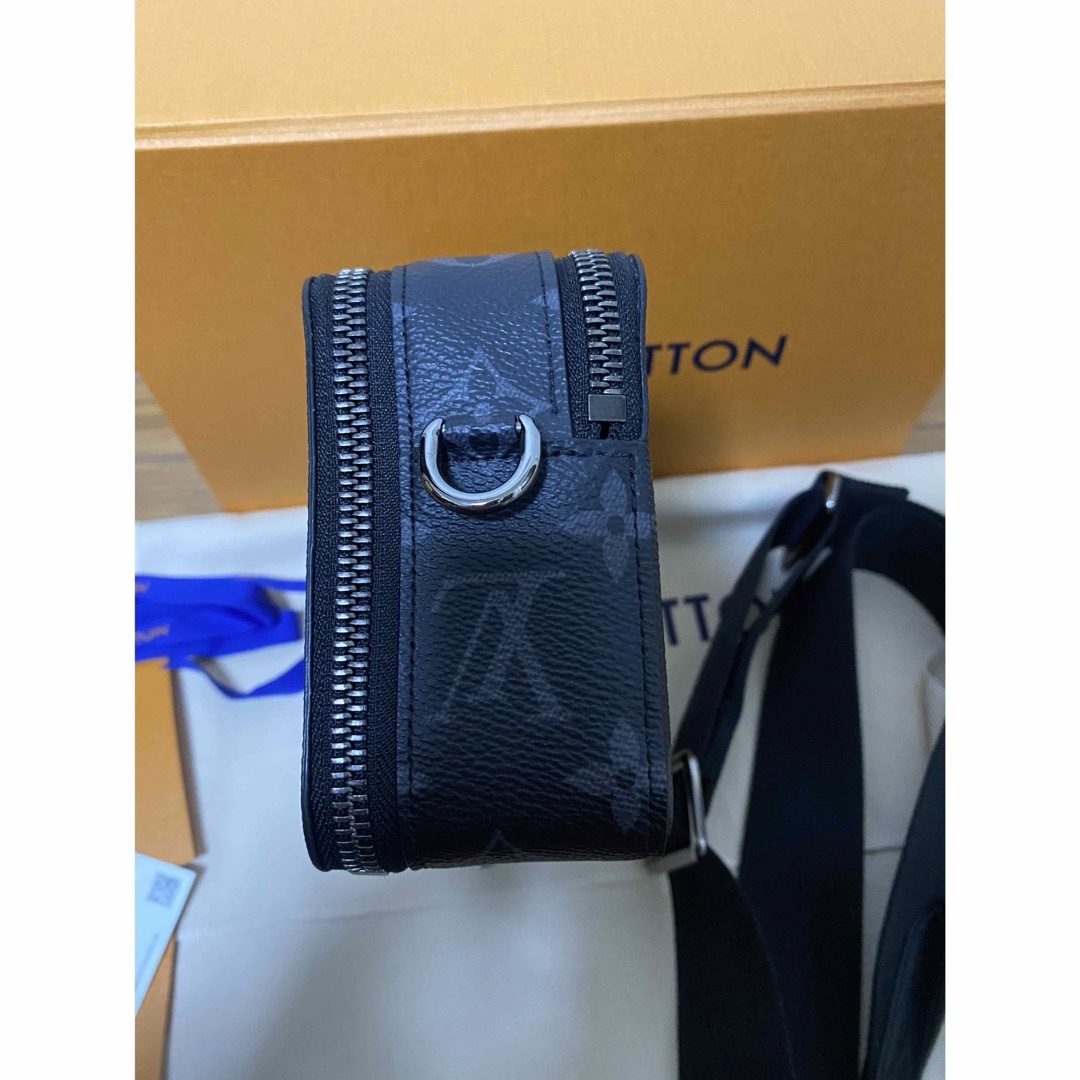 LOUIS VUITTON(ルイヴィトン)の新品　M81260 ルイヴィトン　アルファウェアラブルウォレット　エクリプス メンズのバッグ(ショルダーバッグ)の商品写真