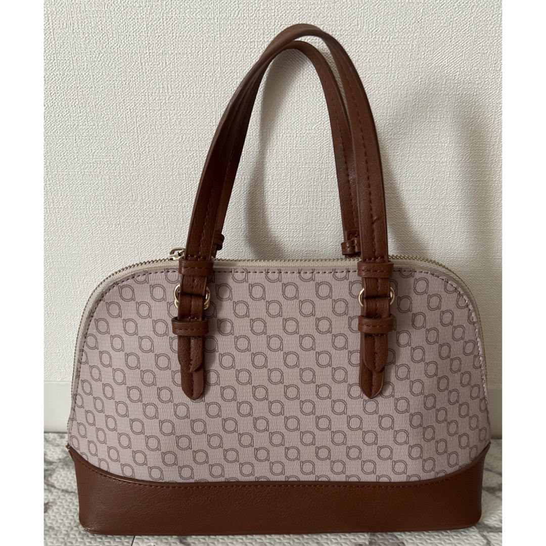 rienda(リエンダ)のrienda rモノグラムバッグ 茶色 ブラウン チャーム付き レディースのバッグ(ハンドバッグ)の商品写真