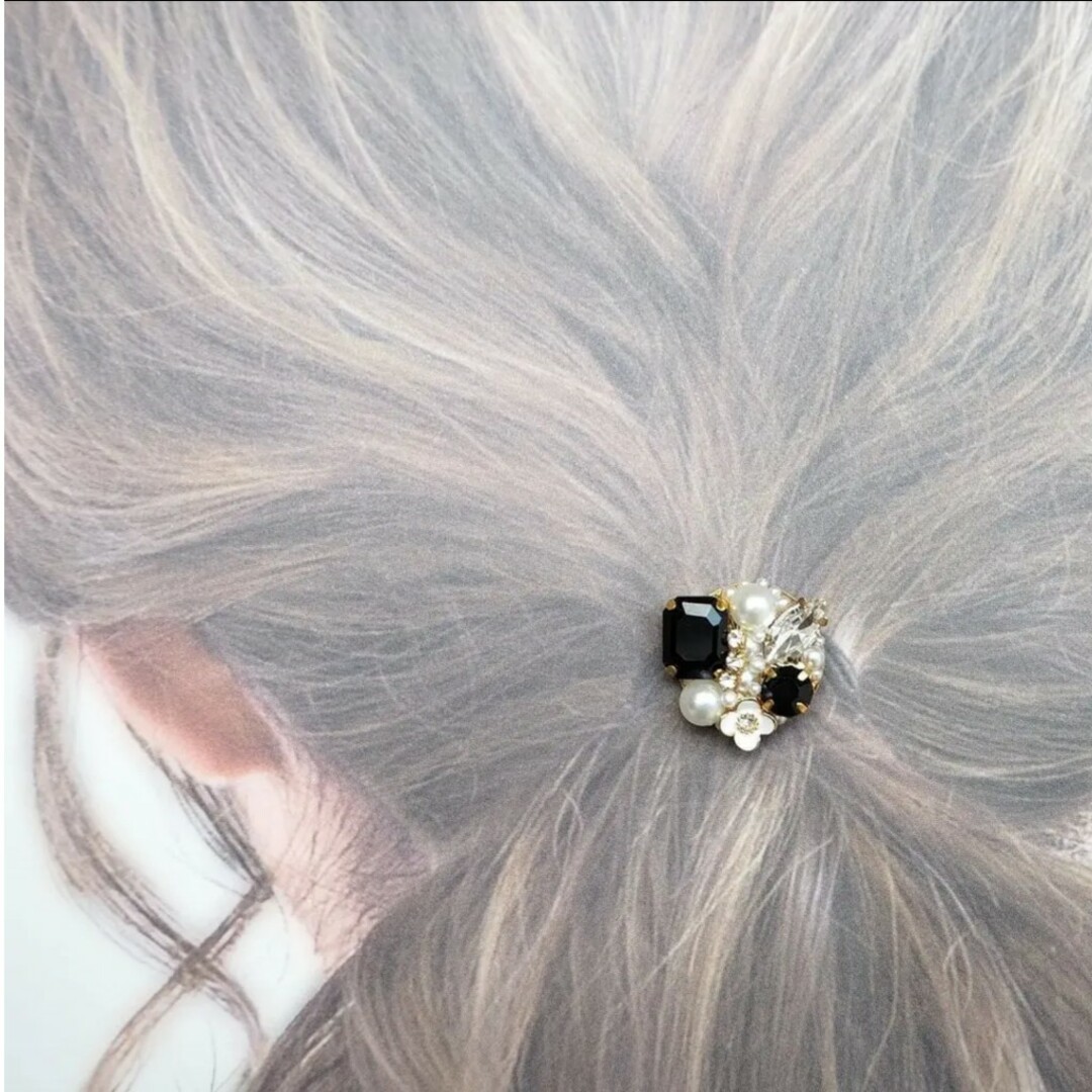 先着1名様限定》大人ブラック♡お花ビジューポニーフック ハンドメイドのアクセサリー(ヘアアクセサリー)の商品写真