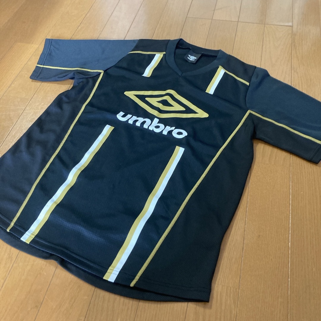 UMBRO(アンブロ)のumbro、アンブロ、スポーツ、Tシャツ、半袖、ゴールド、ブラック スポーツ/アウトドアのスポーツ/アウトドア その他(その他)の商品写真