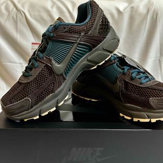 ナイキ ズームボメロ 5  NIKE Zoom Vomero 5(スニーカー)