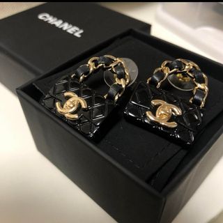 CHANEL - CHANEL シャネル バッグ型 ピアス 黒