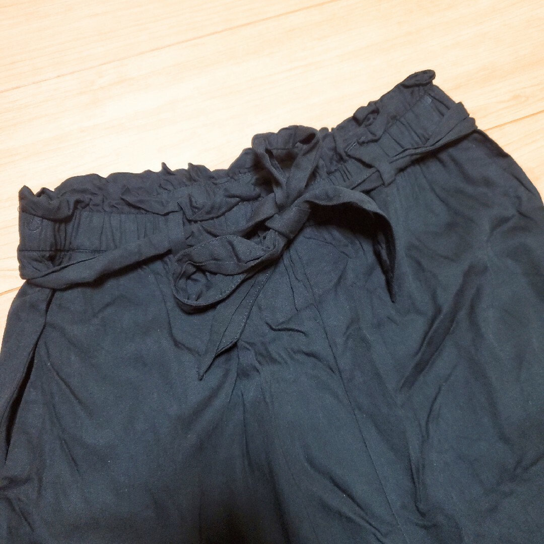 H&M(エイチアンドエム)のH＆M ブラック ズボン パンツ 紐ベルト付き レディースのパンツ(カジュアルパンツ)の商品写真