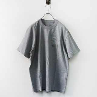 サカイ(sacai)の未使用 2021SS サカイ × フラグメントデザイン sacai x Fragment Design 21-0314S ロゴTシャツ 2/グレー メンズ コラボ【2400013783996】(Tシャツ/カットソー(半袖/袖なし))