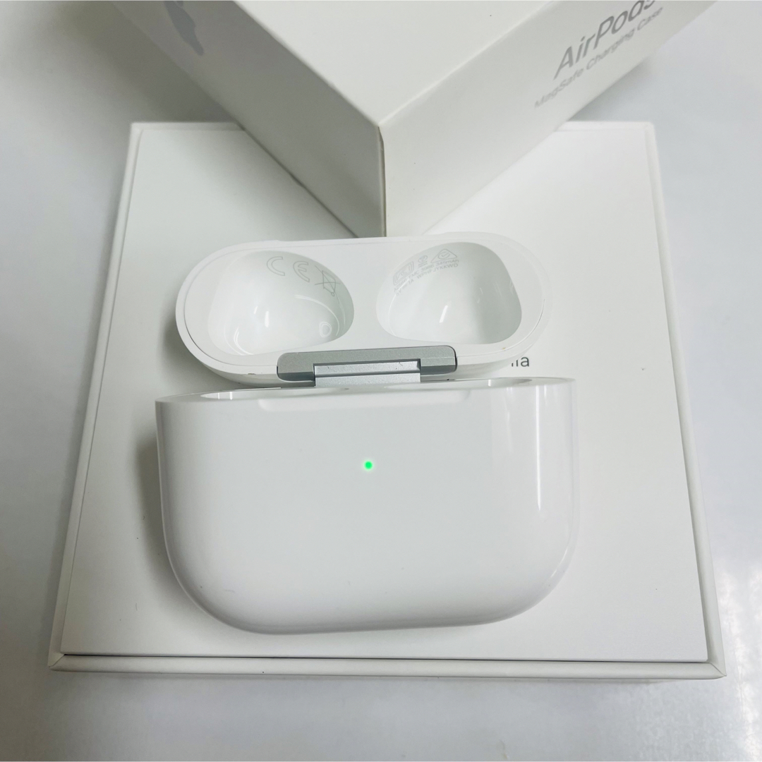Apple(アップル)のエアーポッズ AirPods 第3世代国内正規品　充電ケース 充電器 スマホ/家電/カメラのオーディオ機器(ヘッドフォン/イヤフォン)の商品写真