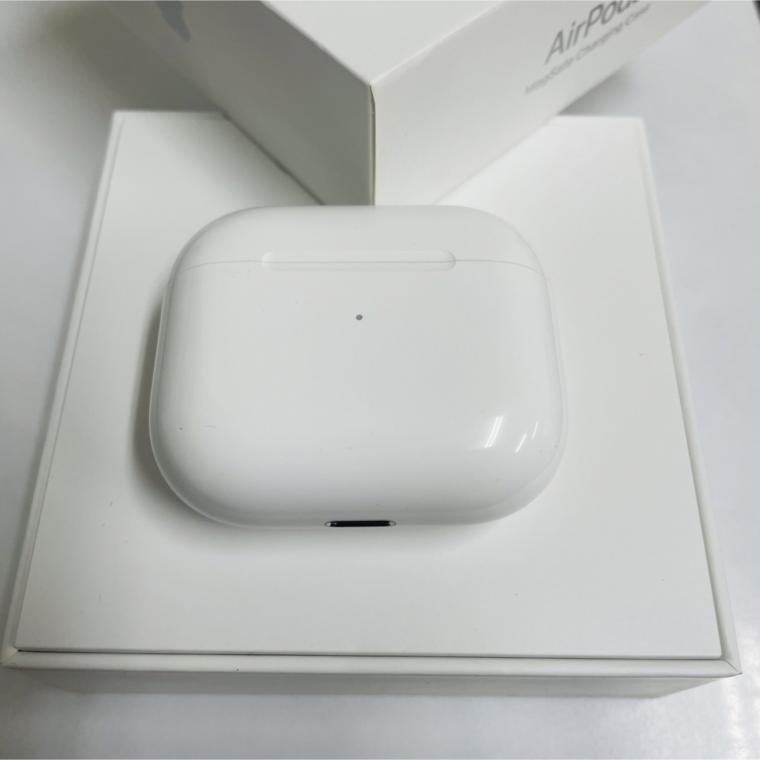 Apple(アップル)のエアーポッズ AirPods 第3世代国内正規品　充電ケース 充電器 スマホ/家電/カメラのオーディオ機器(ヘッドフォン/イヤフォン)の商品写真