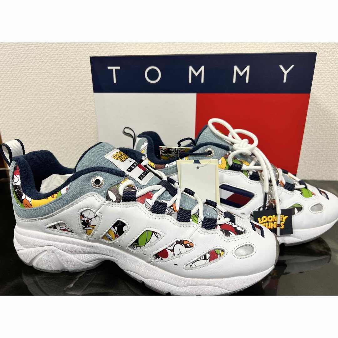 TOMMY HILFIGER(トミーヒルフィガー)のトミーヒルフィガー　ルーニーテューンズ　コラボ　スニーカー メンズの靴/シューズ(スニーカー)の商品写真