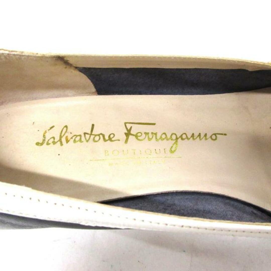 Salvatore Ferragamo(サルヴァトーレフェラガモ)のSalvatoreFerragamo(サルバトーレフェラガモ) パンプス 6 C レディース - 黒×白×ゴールド アウトソール張替え済み。 レザー レディースの靴/シューズ(ハイヒール/パンプス)の商品写真