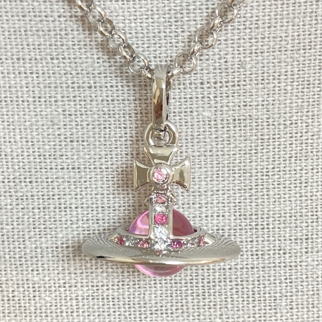 Vivienne Westwood(ヴィヴィアンウエストウッド)のヴィヴィアン　タイニーオーブネックレス　シルバー×ピンク レディースのアクセサリー(ネックレス)の商品写真