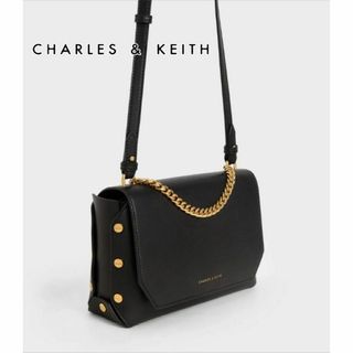 チャールズアンドキース(Charles and Keith)のCHARLES & KEITH スタッズドチェーンリンクショルダーバッグ(ショルダーバッグ)