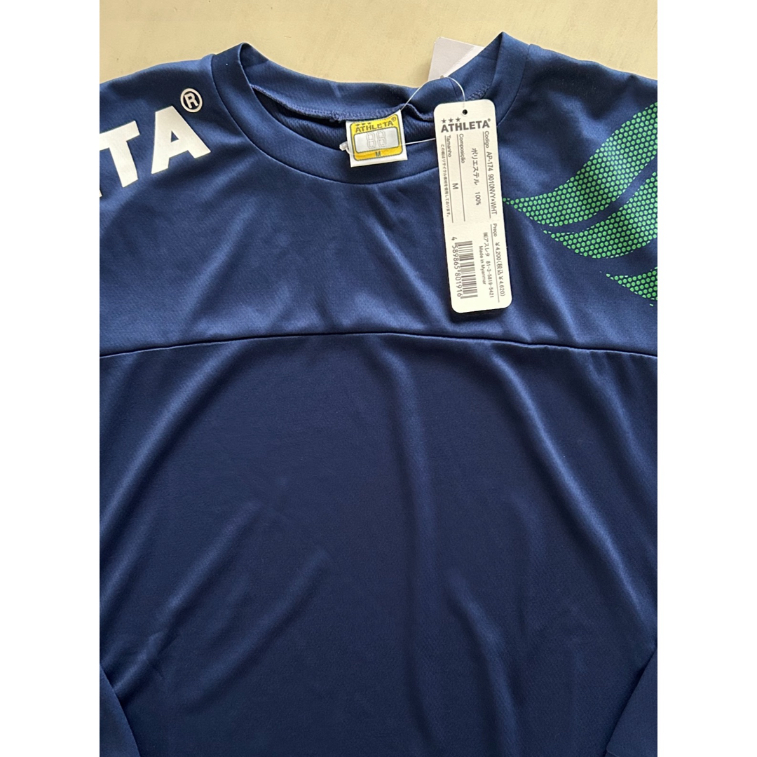 ATHLETA(アスレタ)の新品タグ付き　メンズM ATHLETAアスレタ　プラクティスシャツ　ネイビー スポーツ/アウトドアのサッカー/フットサル(ウェア)の商品写真
