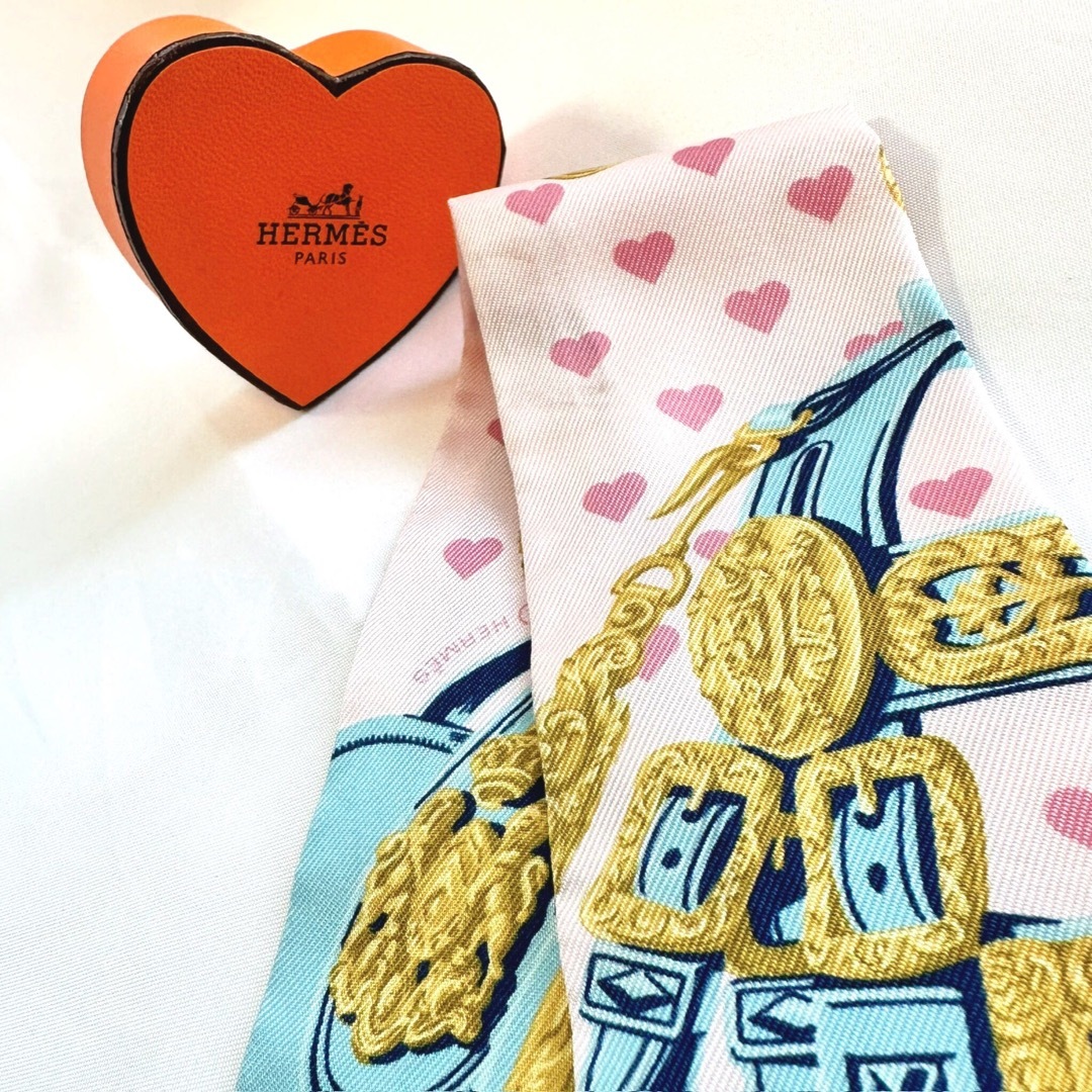 Hermes(エルメス)のエルメス ハート ツイリー スカーフ ピンク 人気柄 レディースのファッション小物(バンダナ/スカーフ)の商品写真