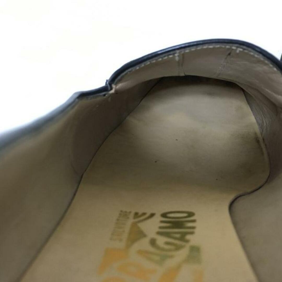 Salvatore Ferragamo(サルヴァトーレフェラガモ)のSalvatoreFerragamo(サルバトーレフェラガモ) ローファー 6 1/2D レディース - 黒 スエード レディースの靴/シューズ(ローファー/革靴)の商品写真