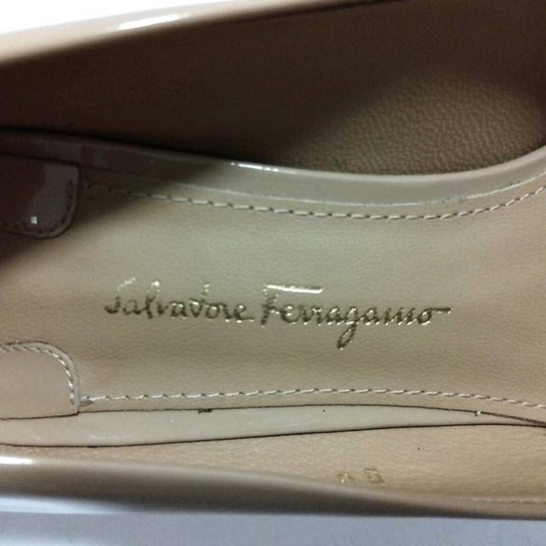 Salvatore Ferragamo(サルヴァトーレフェラガモ)のSalvatoreFerragamo(サルバトーレフェラガモ) パンプス 5C レディース美品  - ベージュ ヴァラ/リボン エナメル（レザー） レディースの靴/シューズ(ハイヒール/パンプス)の商品写真