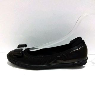 サルヴァトーレフェラガモ(Salvatore Ferragamo)のSalvatoreFerragamo(サルバトーレフェラガモ) フラットシューズ 5C レディース美品  - 黒×ダークブラウン ヴァラ エナメル（レザー）×化学繊維(その他)