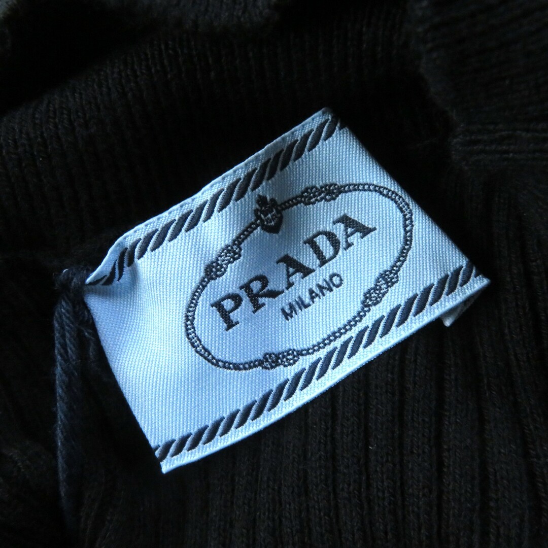 PRADA(プラダ)の未使用品△PRADA プラダ 2022年製 DNA945 コットン100% ハイネック 長袖 リブ セーター ニット ブラック  42 正規品 レディース シンプル◎ レディースのトップス(ニット/セーター)の商品写真