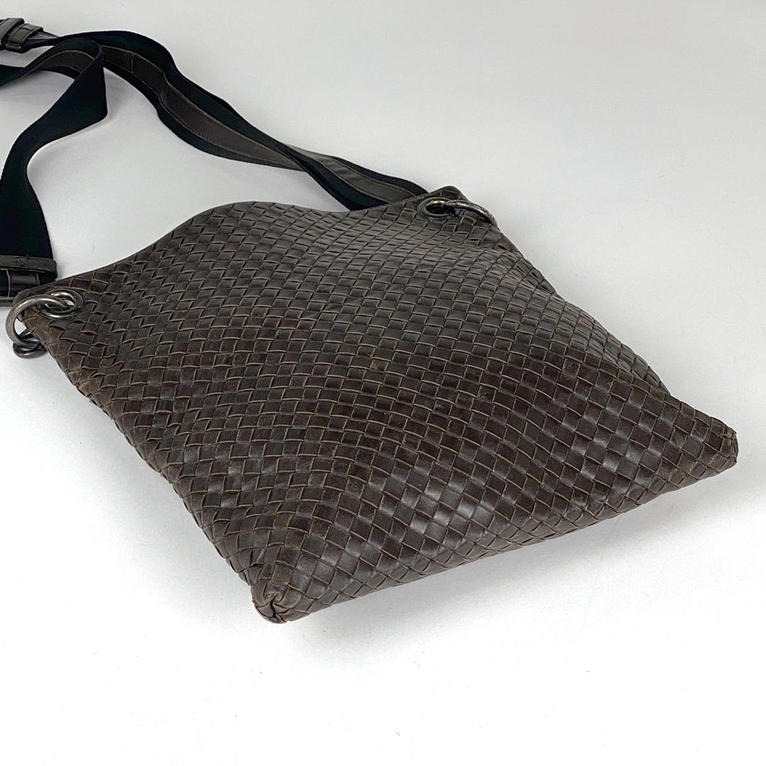 Bottega Veneta(ボッテガヴェネタ)のボッテガヴェネタ イントレチャート ショルダーバッグ メンズ 【中古】 メンズのバッグ(ショルダーバッグ)の商品写真