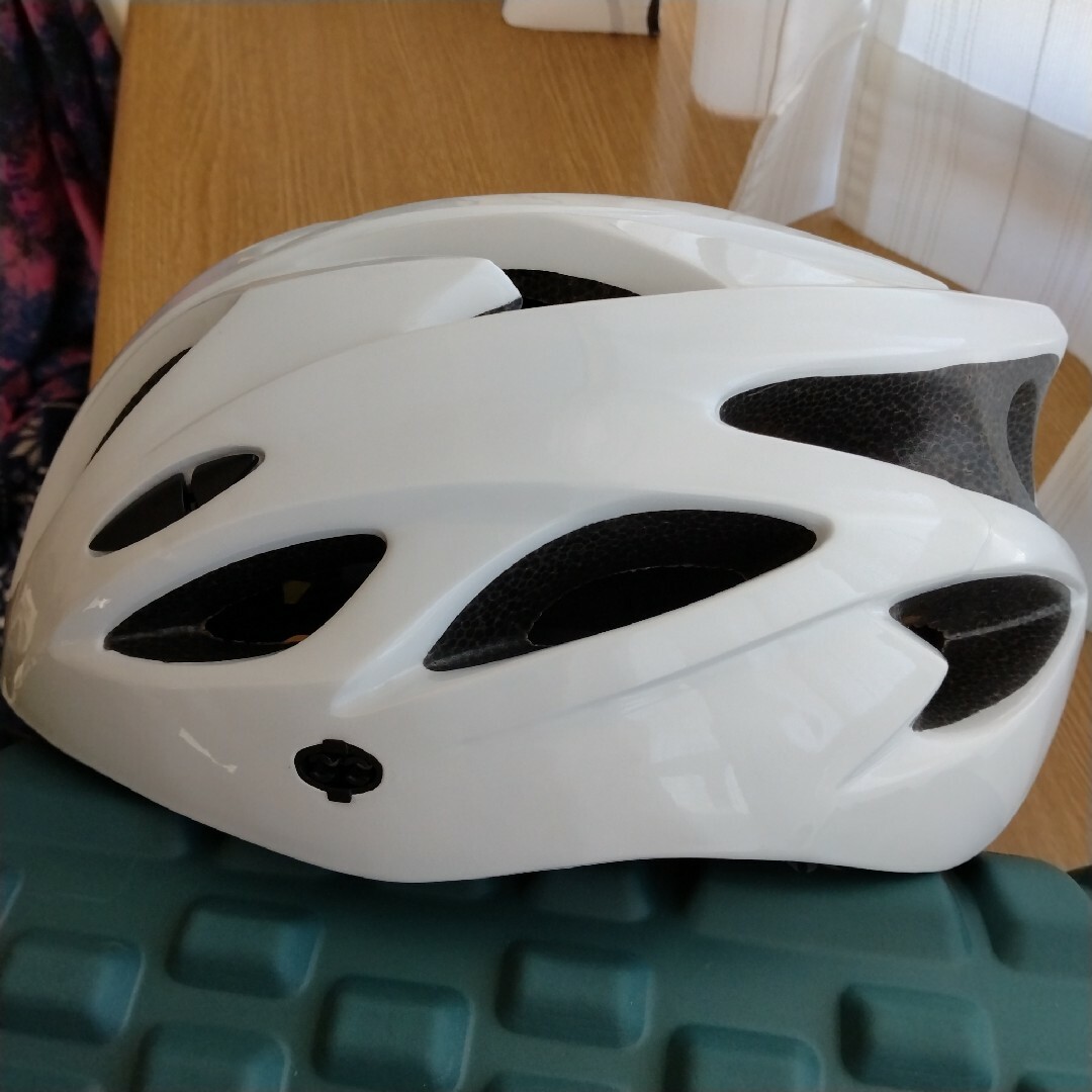 自転車 ヘルメット 軽量 白 新品 スポーツ/アウトドアの自転車(その他)の商品写真