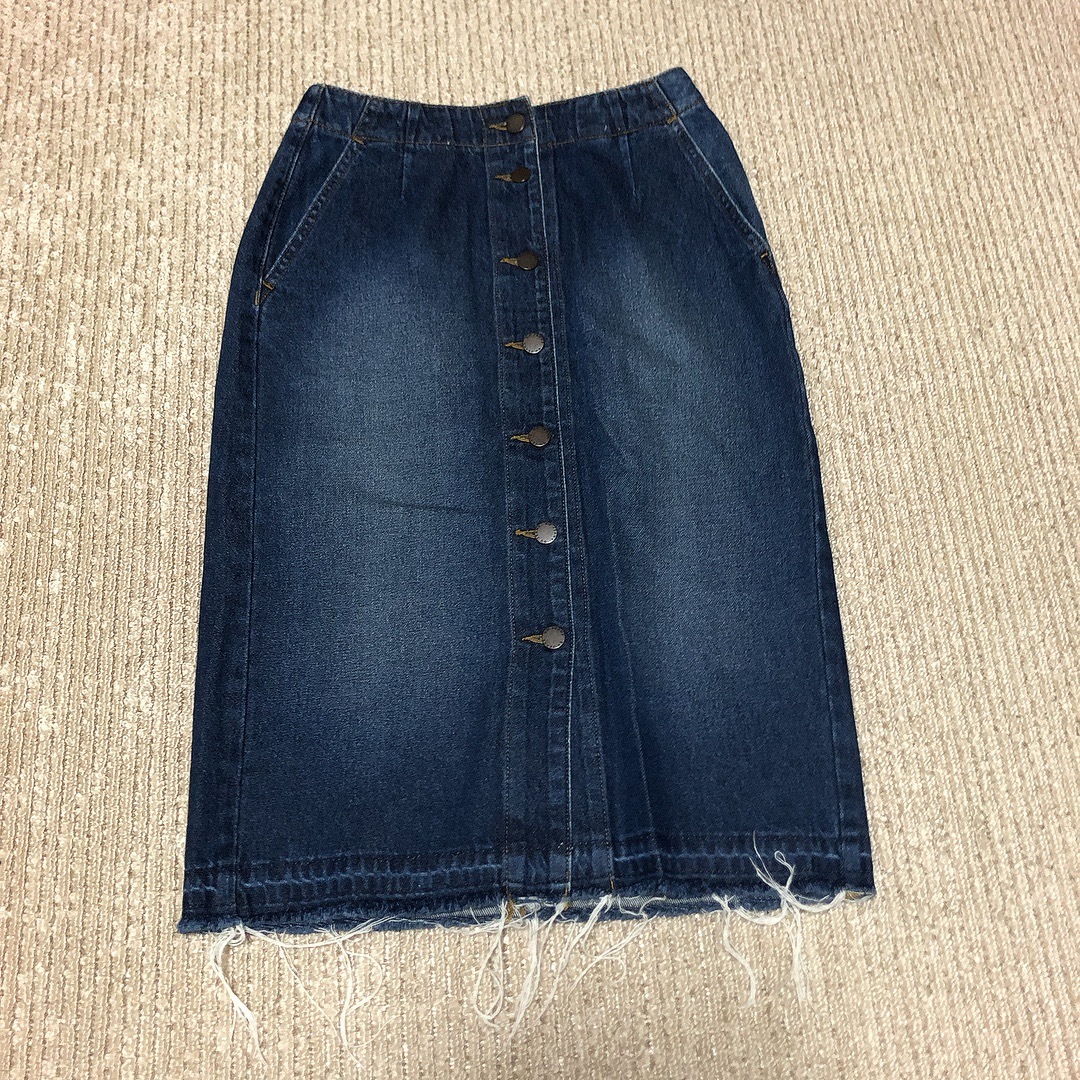 GU(ジーユー)のGU ボタンフロントデニムスカート Ｍサイズ レディースのスカート(ひざ丈スカート)の商品写真