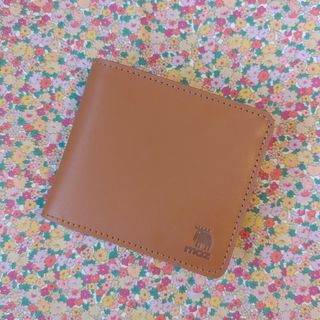 モズ(moz)のmoz 牛革二つ折りコンパクト財布 BROWN(折り財布)